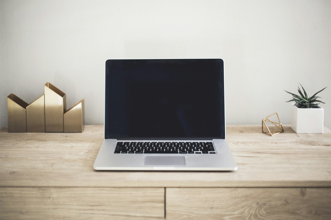 Computador portátil aberto sobre uma mesa