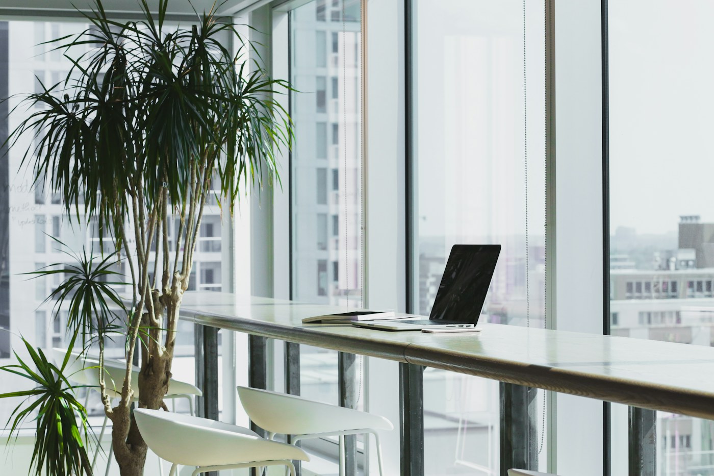 Espaço de trabalho luminoso com uma mesa