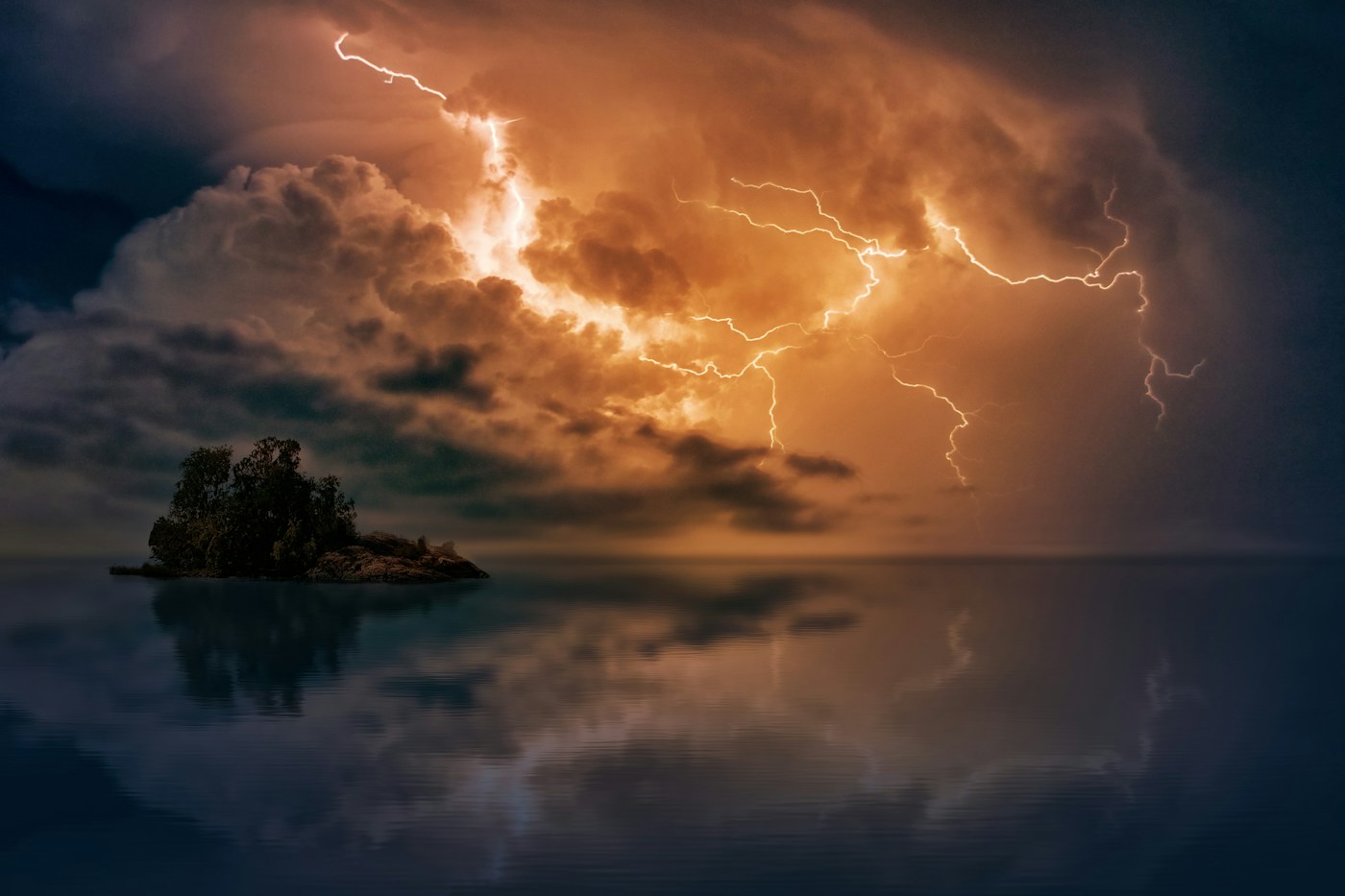 Relâmpagos a iluminarem nuvens de tempestade sobre o mar