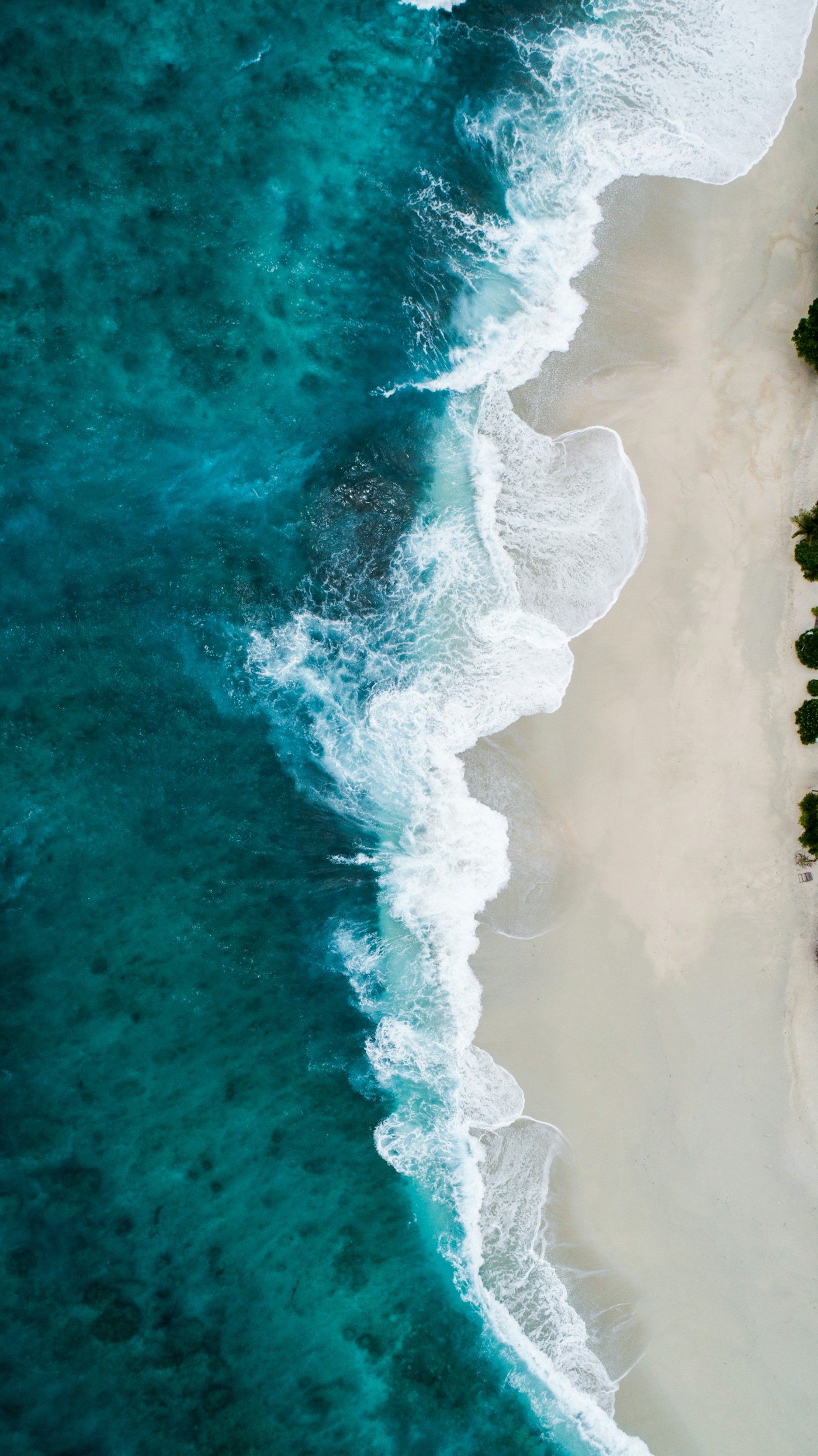 Ondas a aproximarem-se de uma praia