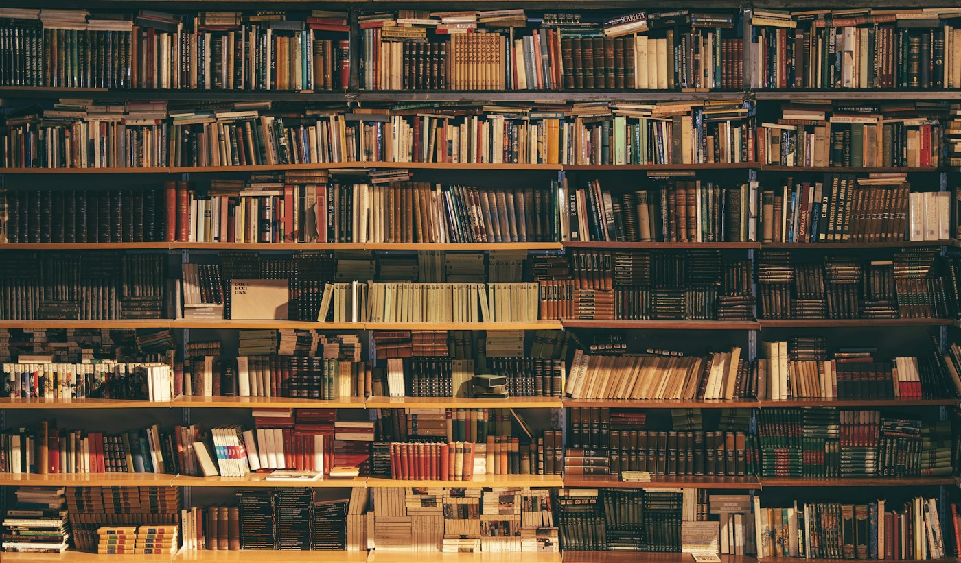 Estantes de livros numa biblioteca