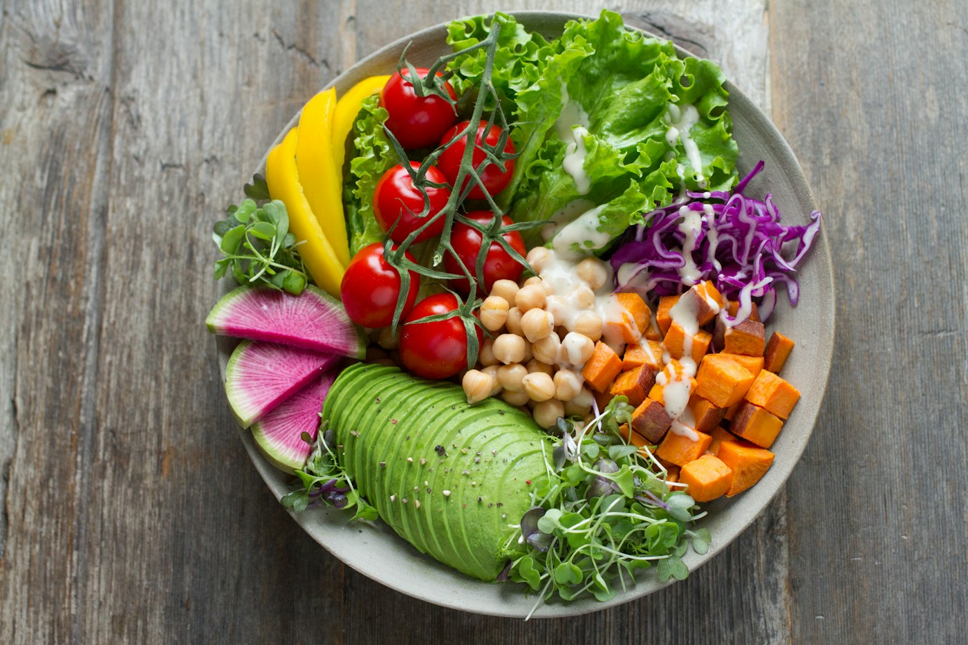 Salada de vegetais e leguminosas servida num prato