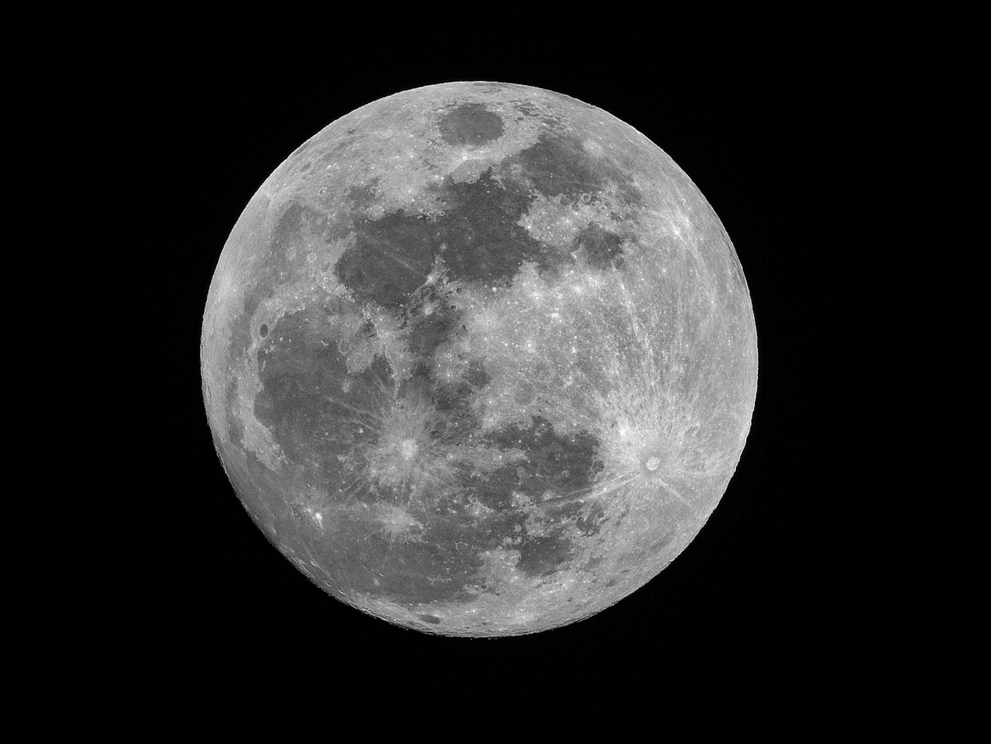 Lua cheia sobre um fundo escuro