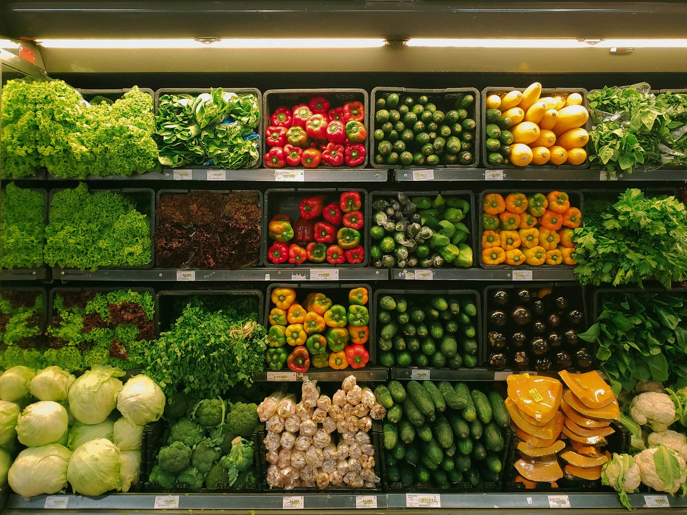 Fruta e legumes organizados num espaço de venda