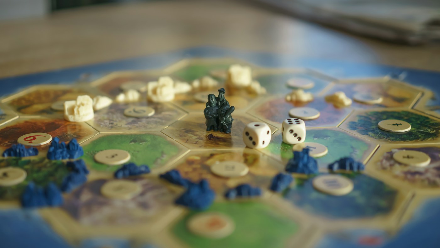 Peças de jogos de mesa distribuídas numa superfície