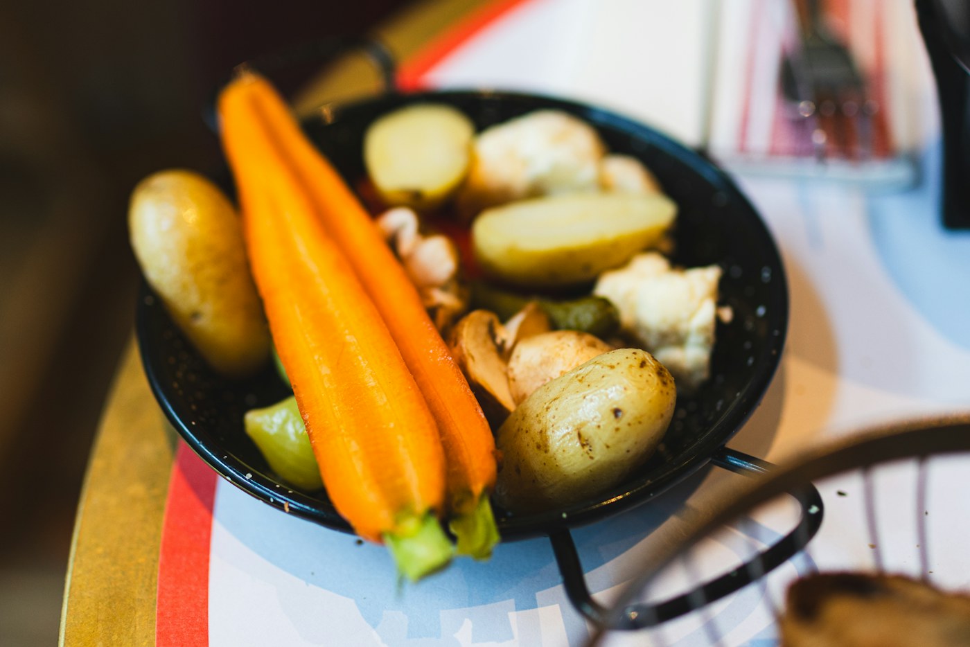 Legumes e batatas servidos numa travessa
